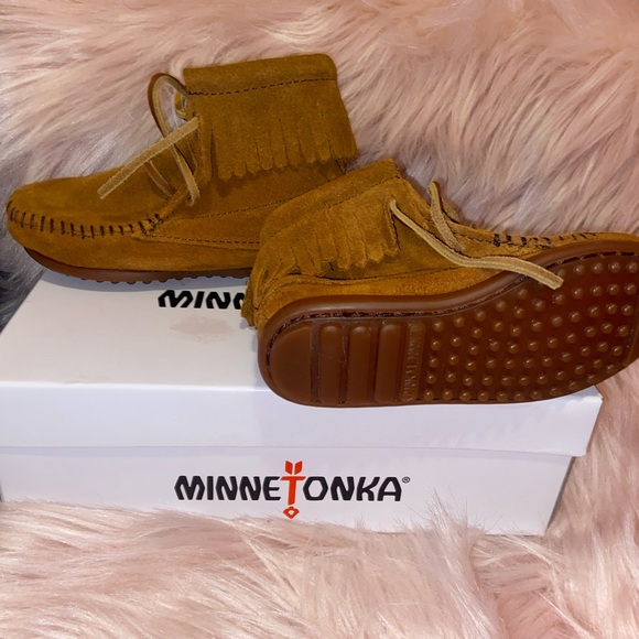 Minnetonka Moccasin Brand New Booties Kid Size 9 - Picture 2 of 2